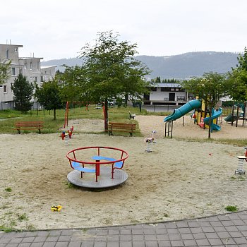 
                                Dětské hřiště na sídlišti Zborovce. FOTO: Michal Záboj
                                    