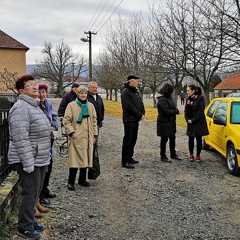 
                                Symbolického předání klíče od kapličky se zúčastnili i místní obyvatelé. FOTO: Leona Voráčová
                                    