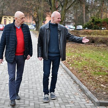 
                                Zrekonstruovaný chodník v Salmově ulici si prohlédli starosta Jiří Crha a Milan Vítek z odboru správy a rozvoje města. FOTO: Michal Záboj
                                    