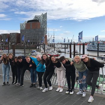 
                                Teenageři z Blanska neskrývají nadšení z přístavu v Hamburku. FOTO: archiv Jany Žilkové
                                    