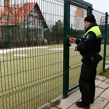 
                                Dětská hřiště budou v zimním období otevírat strážníci Městské policie Blansko. Na snímku hřiště v ulici Pod Javory na sídlišti Písečná. FOTO: Michal Záboj
                                    