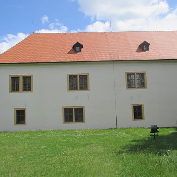 
                                V roce 2021 se za peníze z programu podařilo obnovit lazurní nátěr oken a vikýřů zámku v Blansku. Stav před obnovou. FOTO: archiv města
                                    