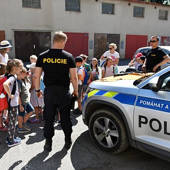 
                                Výročí si Městská police Blansko připomněla také dnem otevřených dveří pro školy, na kterém nechyběly ani ukázky činnosti Police ČR. FOTO: Michal Záboj
                                    
