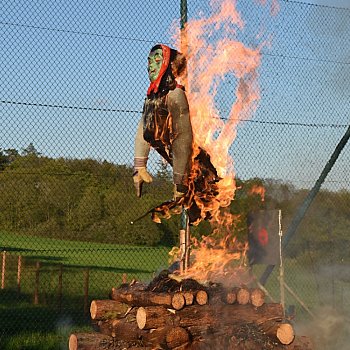 
                                Těchovští přinesli svou čarodějnici k ohni průvodem. FOTO: Josef Vylášek
                                    