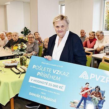 
                                Slavnostní předání šeků za výhru v soutěži Pojišťovny PVZP Pošli vzkaz příběhem. FOTO: Pavla Komárková
                                    