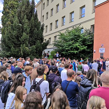 
                                Zahájení školního roku na ZŠ Erbenova se jako tradičně odehrálo na prostranství před vstupem do budovy. FOTO: Michal Záboj
                                    