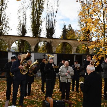 
                                Lidé na blanenském hřbitově v neděli uctili Památku zesnulých. FOTO: Renata Spotzová
                                    