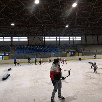 
                                Trenéři HC Rytíři Blansko učili mládež bruslit a ukázali i základy hokeje. FOTO: Renata Spotzová
                                    