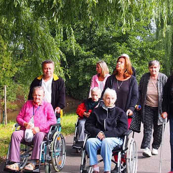 
                                Obyvatelé Senior centra Blansko na cyklostezce kolem řeky Svitavy. FOTO: Irena Vachová 
                                    