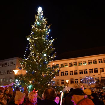 
                                Slavnostní rozsvícení vánočního stromu na náměstí Republiky. FOTO: Michal Záboj
                                    
