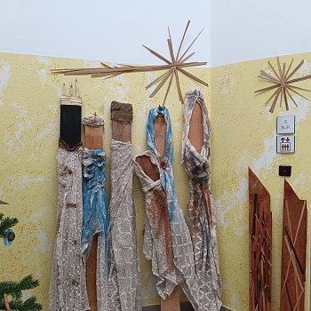 
                                 Žáci vánočně vyzdobili interiér ZŠ Nad Čertovkou. FOTO: Leona Voráčová
                                    