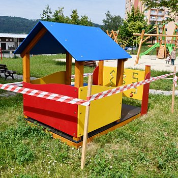 
                                Nový herní prvek na dětském hřišti na sídlišti Zborovce. FOTO: Michal Záboj
                                    