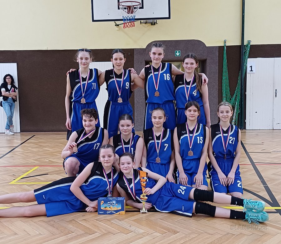 
                                Basketbalistky U13 na turnaji obsadily 3. místo. FOTO: archiv klubu
                                    