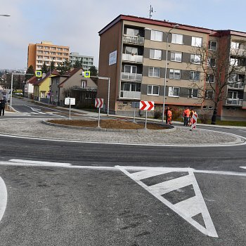 
                                Nová okružní křižovatka u Sportovního ostrova se řidičům otevřela v pondělí 15. listopadu. FOTO: Michal Záboj
                                    