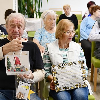 
                                Obyvatelé domů s pečovatelskou službou dostali vánoční dárky z akce Daruj radost seniorům. FOTO: Michal Záboj 
                                    