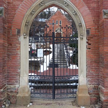 
                                V roce 2021 se za peníze z programu podařilo obnovit portál vstupní brány na hřbitově v Adamově. Stav po obnově. FOTO: archiv města
                                    