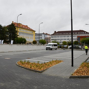 
                                Parkoviště odděluje od zbytku náměstí zídka. FOTO: Michal Záboj
                                    