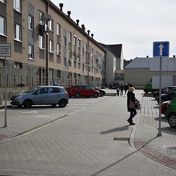 
                                Průjezd přes parkoviště je jednosměrný s nájezdem z ulice Žalkovského . FOTO: Michal Záboj
                                    