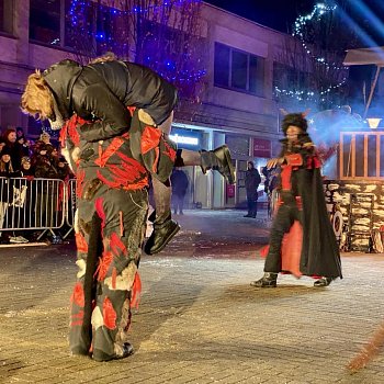 
                                Zábavu na Wanklově náměstí rozproudili Čerti z Lipůvky a jejich ohnivá show. FOTO: Pavla Komárková
                                    