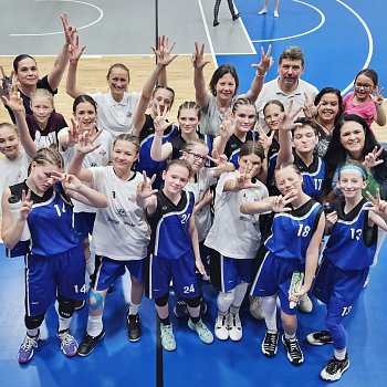 
                                Basketbalistky BK Blansko U13 na turnaji vybojovaly třetí místo. FOTO: archiv klubu
                                    