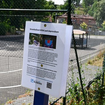 
                                Informační cedule, která upozorňuje na projekt streetballového hřiště, podaný do participativního rozpočtu 2023. FOTO: Michal Záboj
                                    