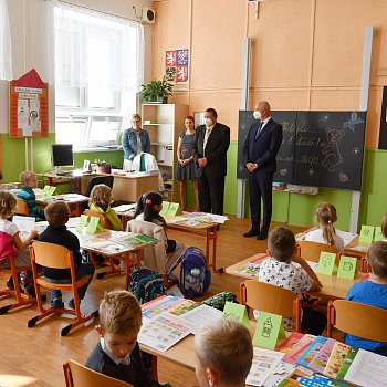 
                                Prvňáčky ve třídě ZŠ TGM přivítal o týden později, ve středu 8. září starosta Jiří Crha. FOTO: Michal Záboj
                                    