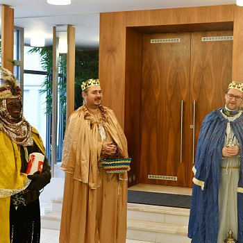 
                                Na blanenskou radnici v pátek zavítali Tři králové. FOTO: Michal Záboj
                                    