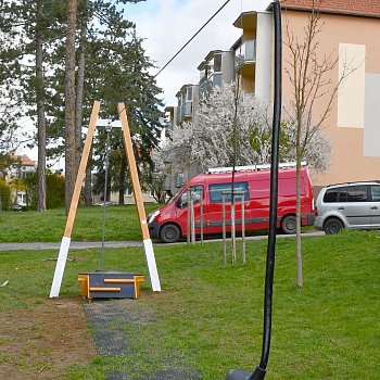 
                                Mezi bytovými domy v Chelčického ulici jsou nové herní prvky pro děti a mobiliář. FOTO: Michal Záboj
                                    