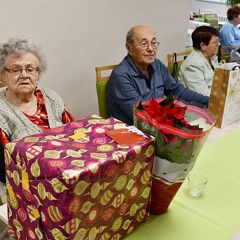 
                                Obyvatelé domů s pečovatelskou službou dostali vánoční dárky z akce Daruj radost seniorům. FOTO: Michal Záboj 
                                    