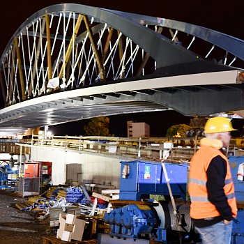 
                                Vysouvání nového mostu začalo v noci z pondělí na úterý. FOTO: Pavla Komárková
                                    