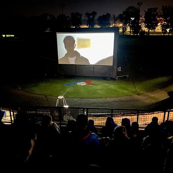 
                                Závěr Eurobaseballu 2023 patřil letnímu promítání. Diváci zhlédli film Top Gun:Maverick. FOTO: Pavla Komárková
                                    