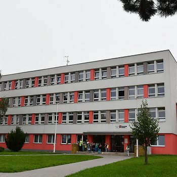 
                                Na Základní škole a Mateřské škole Blansko Dvorská 26 se opravovala střechy. FOTO: Michal Záboj
                                    
