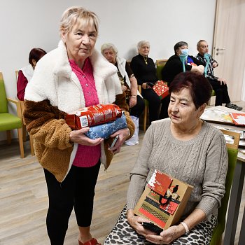 
                                Obyvatelé domů s pečovatelskou službou dostali vánoční dárky z akce Daruj radost seniorům. FOTO: Michal Záboj
                                    