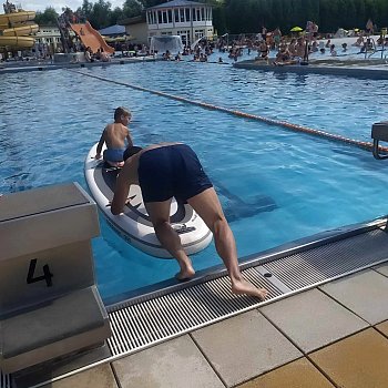 
                                Nedělní program v aquaparku nabídl soutěže i nácvik první pomoci. FOTO: Mojmír Vágner
                                    