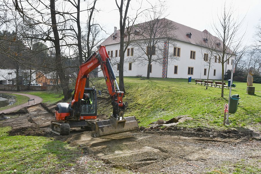 
                                V zámeckém parku začala rekonstrukce cesty. FOTO: Michal Záboj
                                    