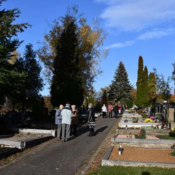 
                                Na hřbitově v neděli uctili Památku zesnulých. FOTO: Leona Voráčová
                                    