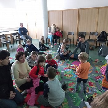 
                                Dětské knižní promítání v knihovně oživilo sobotní dopoledne. FOTO: Renata Spotzová
                                    