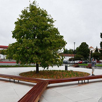 
                                Upravené náměstí nabízí posezení. FOTO: Michal Záboj
                                    