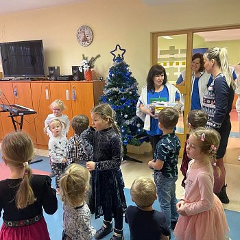 
                                Děti svou návštěvou udělaly radost uživatelům Senior centra Blansko. FOTO: archiv MŠ Dolní Lhota
                                    
