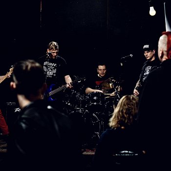 
                                Klub Suterén v Centru Ježek v pátek patřil punkové hudbě. Zahrály kapely Kudla v zádech a Backfliping Dog. FOTO: KVLTVRA
                                    