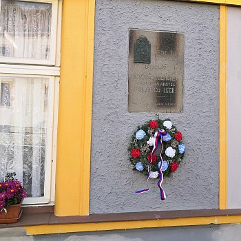
                                Při příležitosti státního svátku se věnce objevily i na dalších místech ve městě – u památníku legionáře v ulici Dolní Palava. FOTO Michal Záboj
                                    