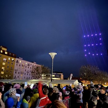
                                Světelná dronová show sklidila potlesk. Na nebi vykouzlila symboly Vánoc i města, třeba radnici nebo přemostění. FOTO: Pavla Komárková
                                    