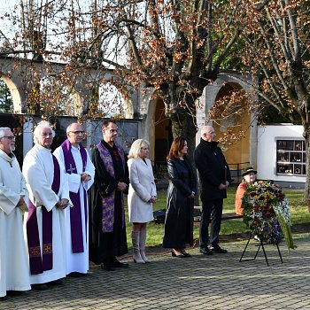 
                                Na hřbitově v neděli uctili Památku zesnulých. FOTO: Leona Voráčová
                                    