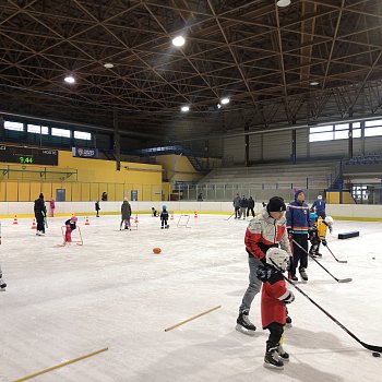 
                                Trenéři HC Rytíři Blansko učili mládež bruslit a ukázali i základy hokeje. FOTO: Renata Spotzová
                                    