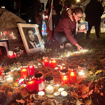 
                                Junák - český skaut, středisko Světla Blansko si v pátek 17. listopadu připomnělo Den boje za svobodu a demokracii průvodem světel. FOTO: Pavla Komínková
                                    