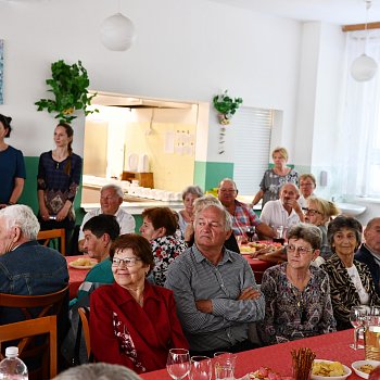 
                                Po obědě se senioři sešli v klubu důchodců. FOTO: Michal Záboj
                                    