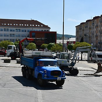
                                Stavební práce na náměstí začaly v pondělí 16. května. FOTO: Michal Záboj
                                    