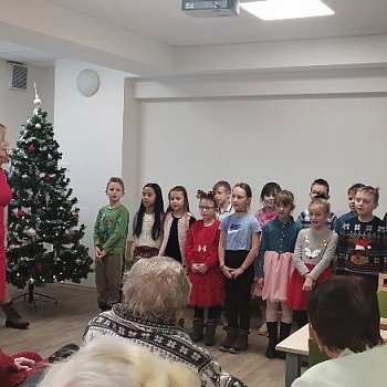 
                                Seniorům zazpívaly koledy děti ze základní školy TGM: FOTO: Iveta Čípková
                                    