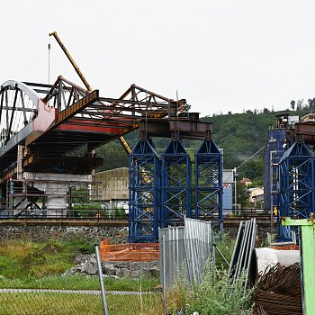 
                                Začalo vysouvání mostu přes železnici a řeku Svitavu. FOTO: Pavla Komárková
                                    