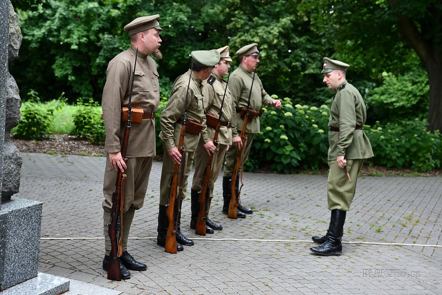 
                                Na setkání nechyběli legionáři v dobových uniformách. FOTO: Michal Záboj
                                    